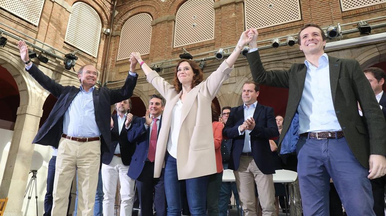 Casado, con Pío García-Escudero e Isabel Díaz Ayuso, en el acto de presentación de candidatos del PP a alcaldías de la zona este