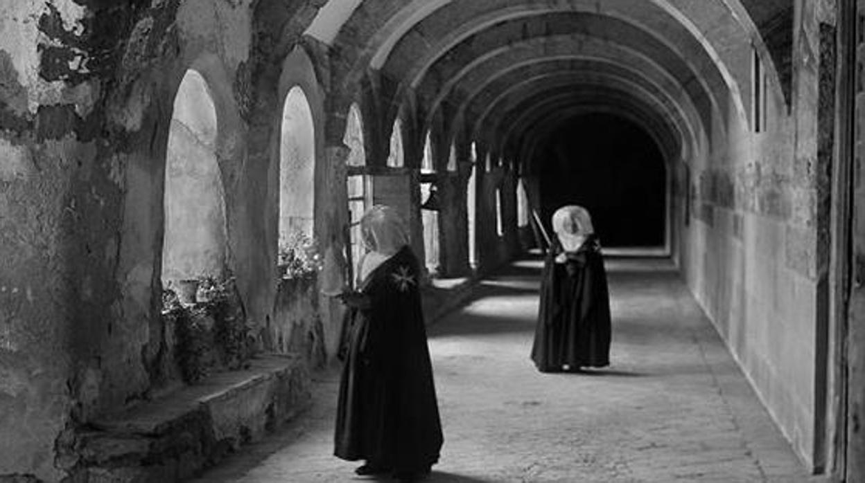 Fotografía histórica de las monjas de Sijena, muros en los que ingresó Constanza de Aragón pocos años antes de ser sacada del convento para casarse con el futuro emperador Federico II Hohenstaufen