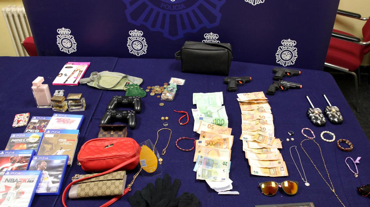 Parte del dinero, joyas y efectos que la Policía intervino a las dos presuntas ladronas de pisos