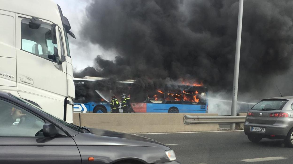 El autobús de la EMT ardiendo en la M-30