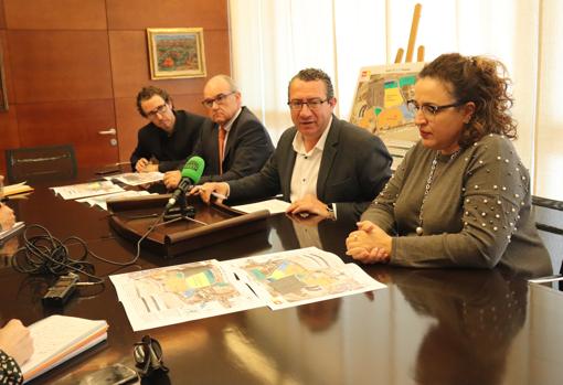 Representantes muncipales y del Grupo Inmobiliario TM, con documentación del proyecto urbanístico en la zona de Poniente