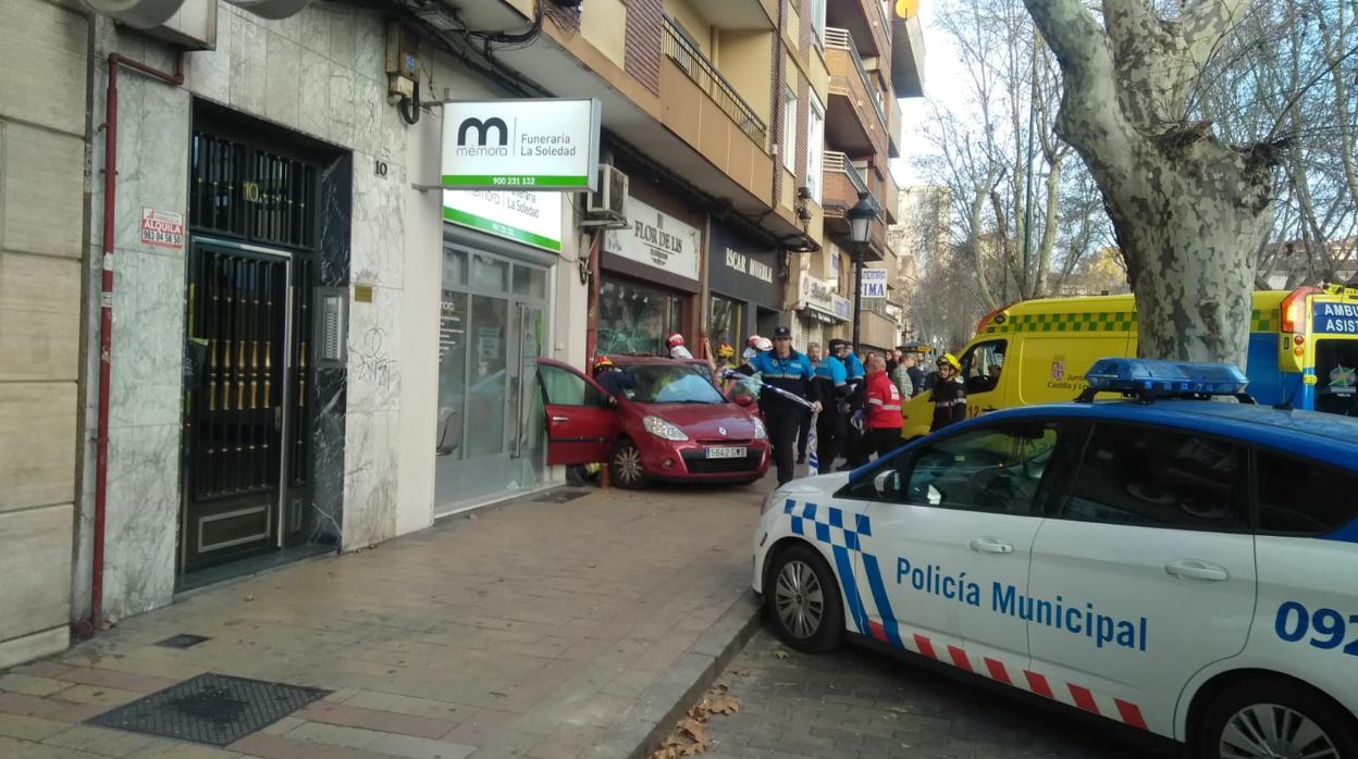 Se empotra marcha atrás contra el escaparate de una floristería y daña también una funeraria colindante