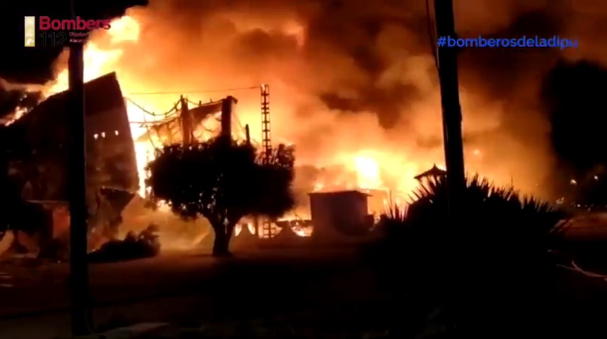 Imagen del incendio en una nave industrial en Pilar de la Horadada (Alicante)