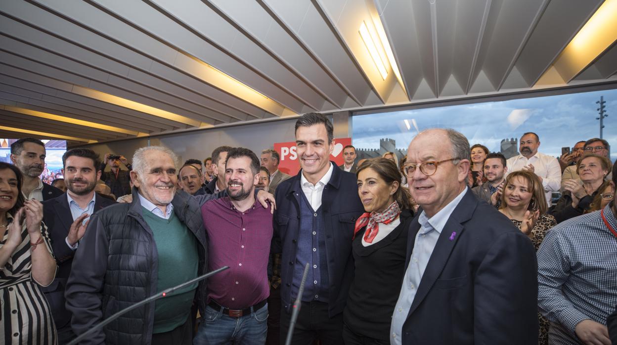 Luis Tudanca juno a Pedro Sánchez en un acto de precampaña del PSOE en Ávila