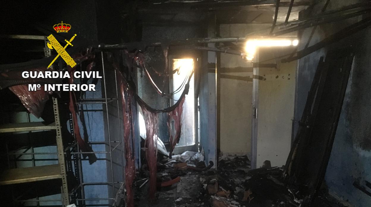 Interior del club social tras el incendio