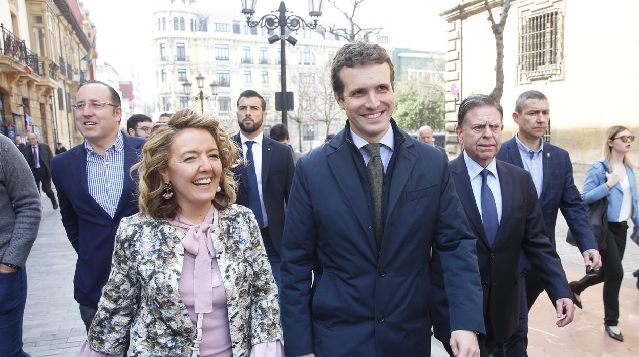 Pablo Casado, junto a La candidata del PP en Asturias en las elecciones autonómicas, Mercedes Mallada