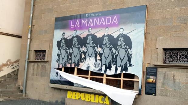 Dañan el polémico mural de Olot que relacionaba al Rey, Sánchez, Rivera, Casado y Abascal con La Manada