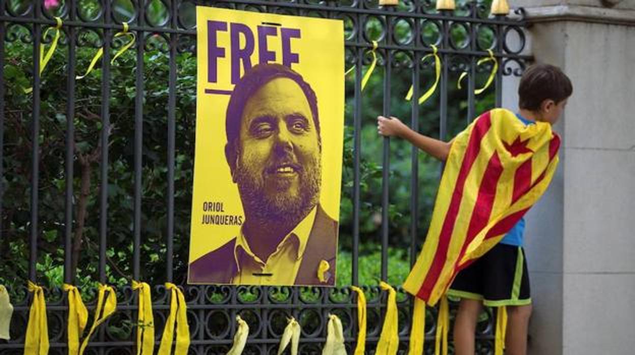 El rostro del candidato de ERC en un cartel en Barcelona