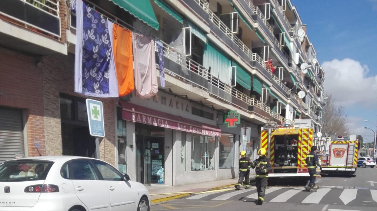 Los bomberos, durante las tareas de extinción