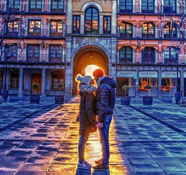 Una imagen de una pareja a punto de besarse en Zocodover al amanecer gana «Toledo Enamora»