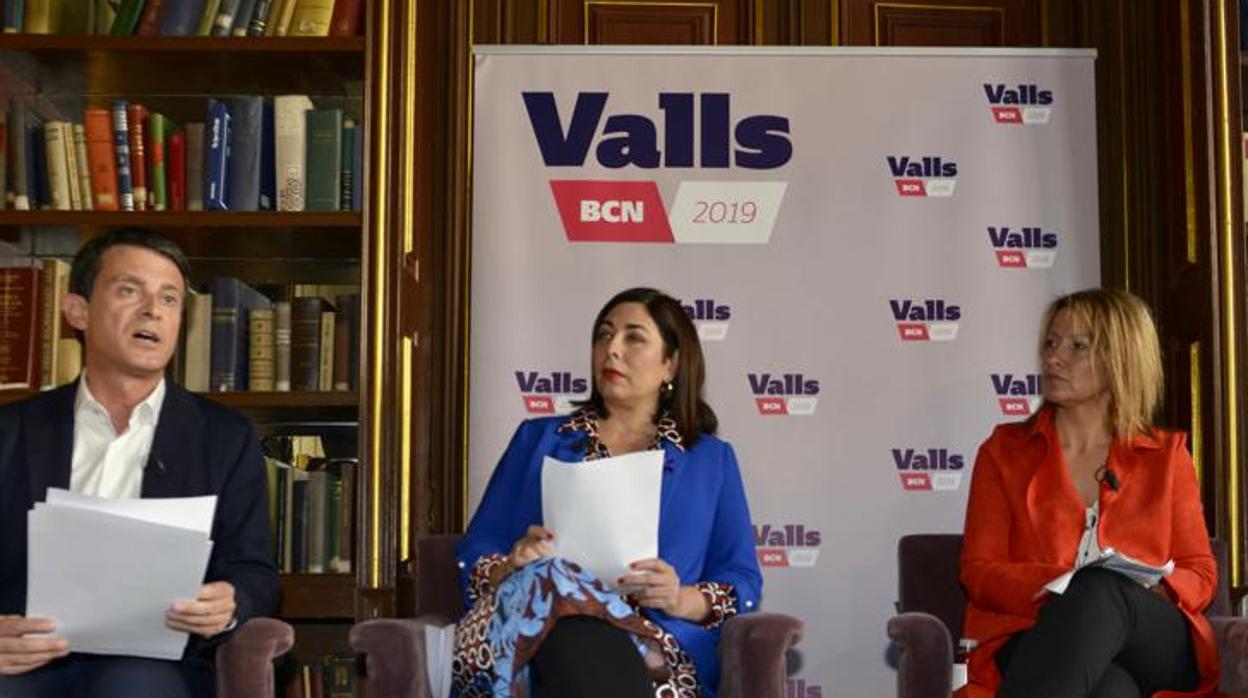 Valls con dos de los nuevos fichajes para Barcelona