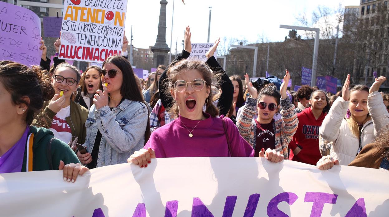 La manifestación estudiantil por el 8M ha recorrido el centro de Zaragoza