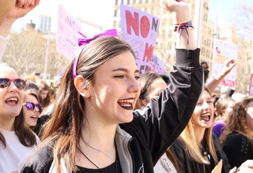 Jóvenes, durante la marcha reivindicativa del 8-M en la capital aragonesa