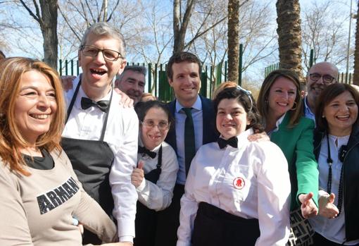 Pablo Casado, con trabajadores de El Rinconet, en la comida mitin en Castellón