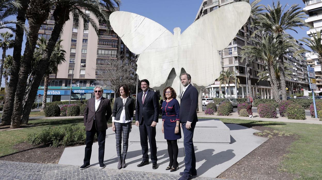 El alcalde de Alicante y la concejal de Cultura, con representantes de la Fundación Hortensia Herrera, delante de la escultura