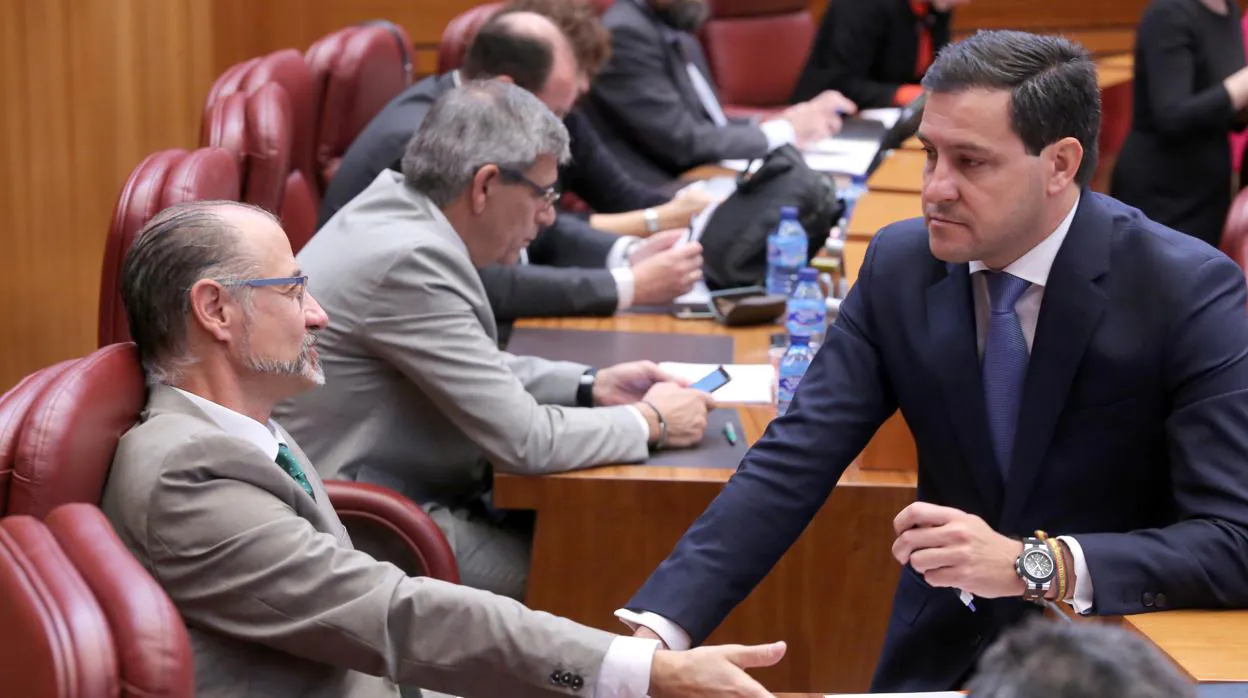 Los portavoces del PP y de Ciudadanos, Raúl de la Hoz (D) y Luis Fuentes, conversan durante el Pleno de las Cortes de Castilla y León