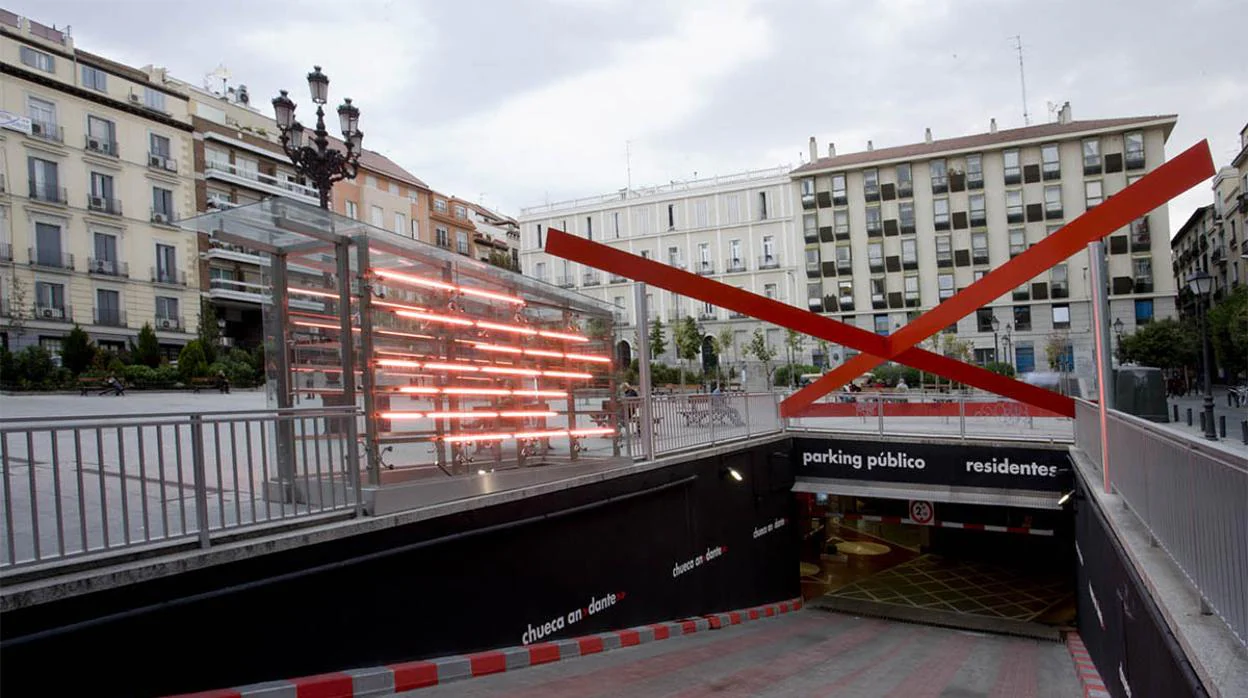 Entrada al parking de la plaza de Pedro Zerolo, con el lazo rojo diseñado por Teresa Sapey