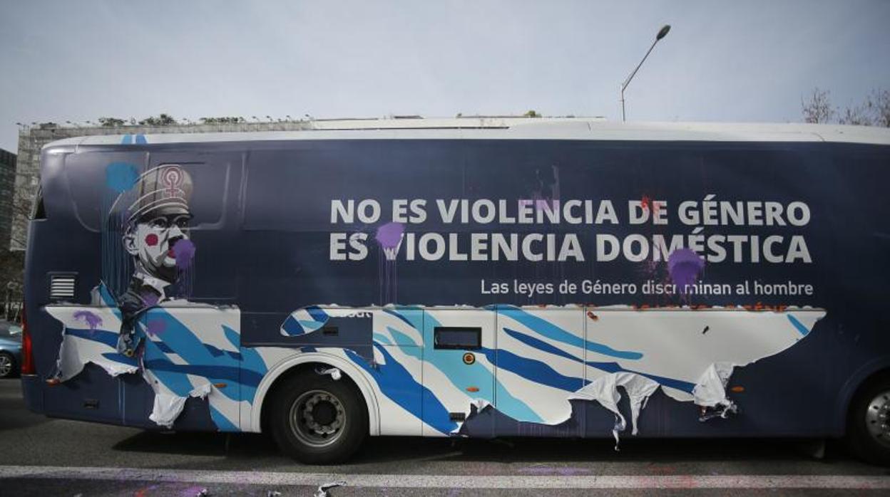 El autobús, tras ser atacado por grupos feministas