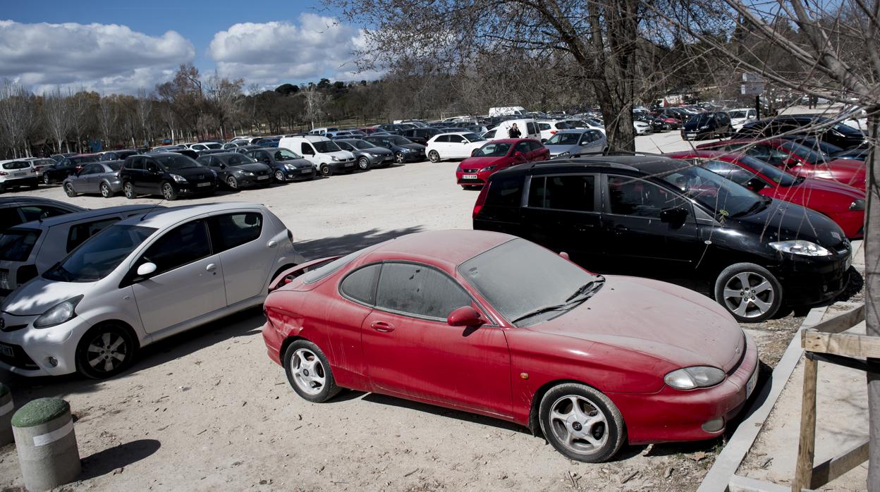 Coches estacionados en la Casa de Campo, algunos abandonados