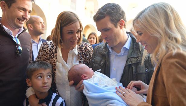 Casado promete una ley de Maternidad que apueste por la «cultura de la vida»