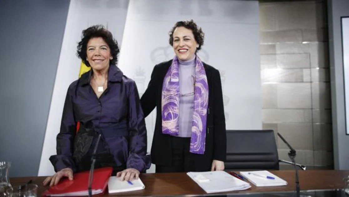 La portavoz del Gobierno, Isabel Celaá, junto a la ministra de Trabajo, Magdalena Valerio