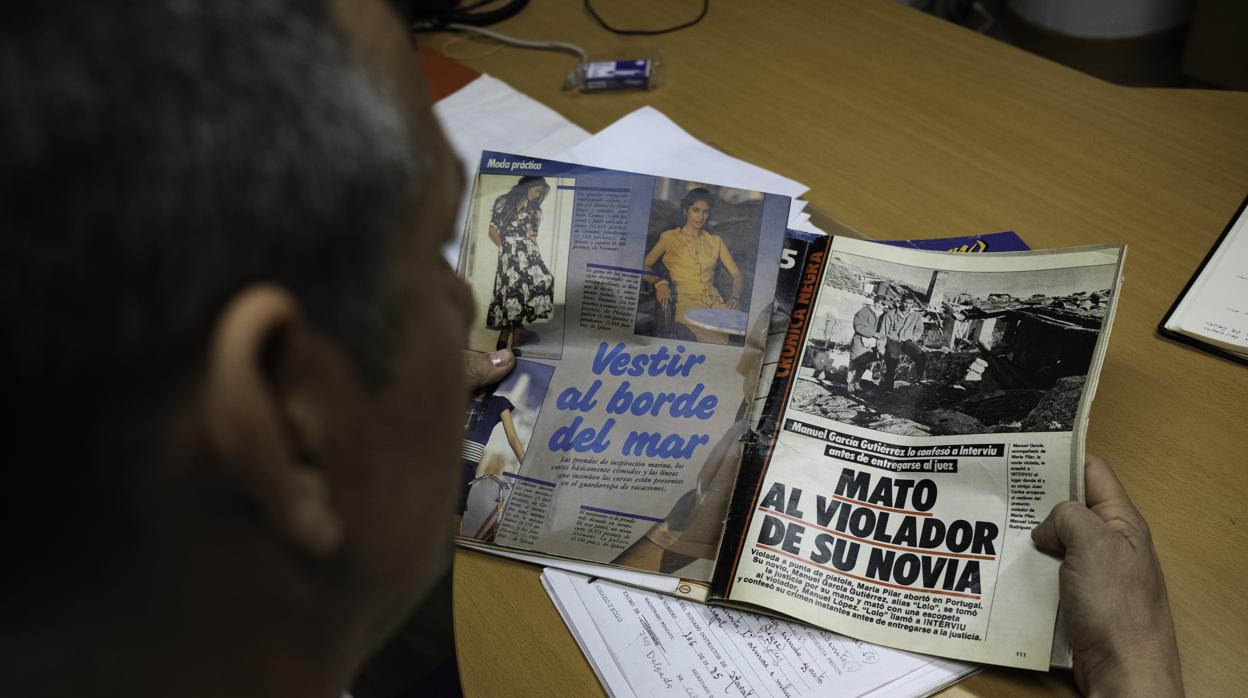 Víctor Manuel López lee el reportaje que se publlicó en una revista del crimen de su hermano