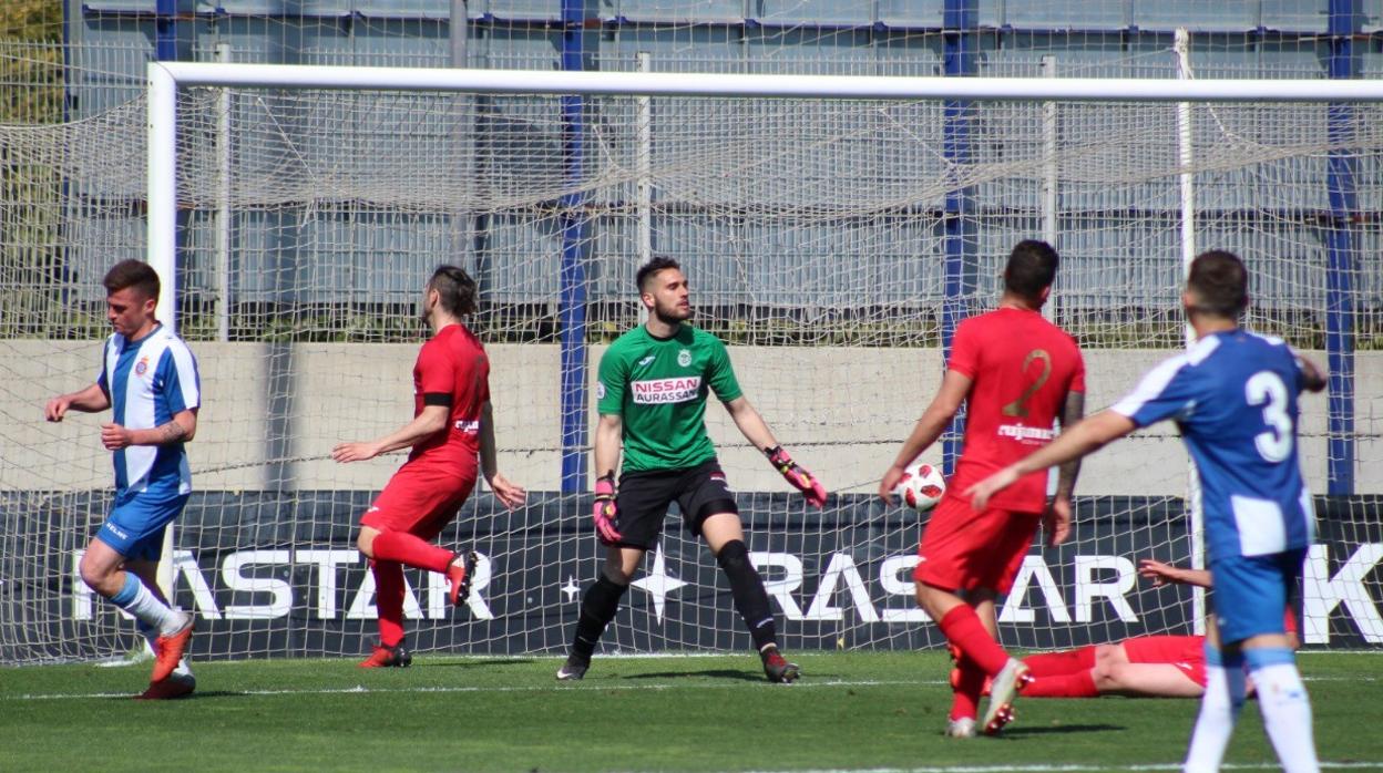 El portero del Conquense Marqueta se lamenta tras encajar un gol