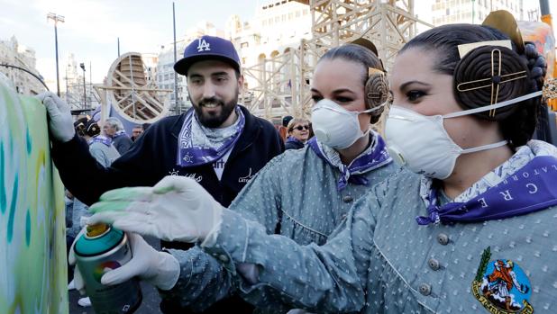 Representantes de la sociedad valenciana «grafitean» la falla del Ayuntamiento