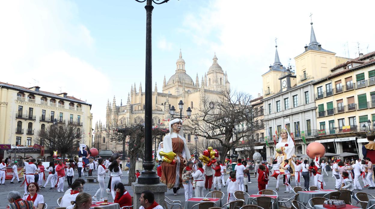 La magia del cine chino convierte la plaza mayor de Segovia en la Pamplona de los sanfermines