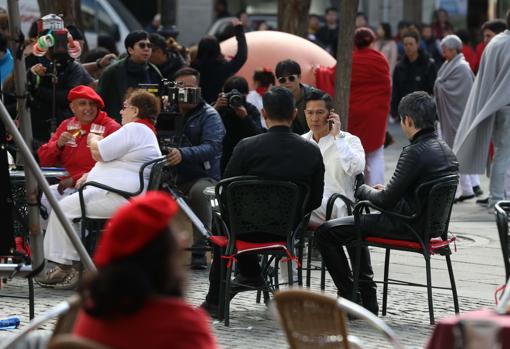 La magia del cine chino convierte la plaza mayor de Segovia en la Pamplona de los sanfermines