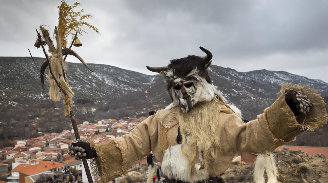 Muchos de estos personajes de aspecto diablesco están vinculados a la tradición carnavalera, como éste de los Hamarramachos de Navalacruz (Ávila)