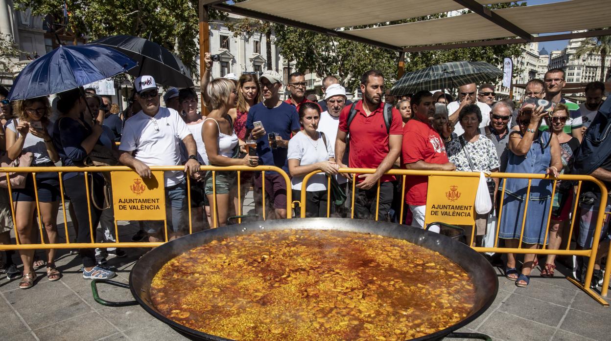 Imagen de un paella cocinada en la plaza del Ayuntamiento de Valencia