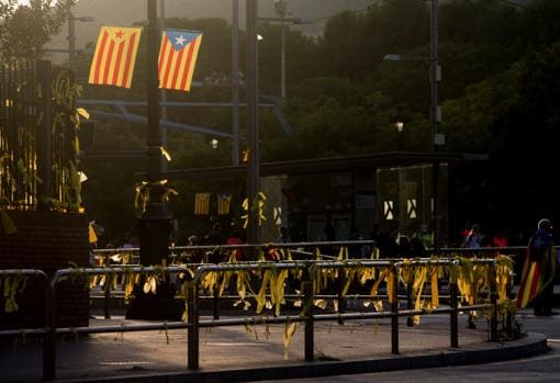 Cientos de lazos amarillos en la Diagonal de Barcelona