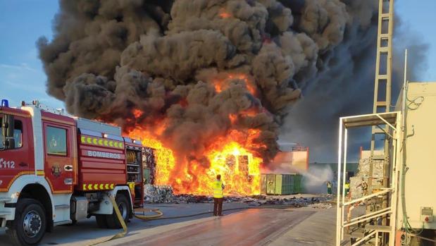 Incendio en Alcorcón: arde una planta de reciclaje y causa una enorme columna de humo