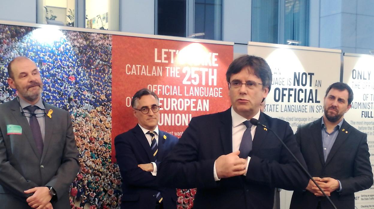El expresidente de la Generalitat catalana Carles Puigdemont en la inauguración de una exposición sobre la lengua catalana organizada en la Eurocámara, la semana pasada
