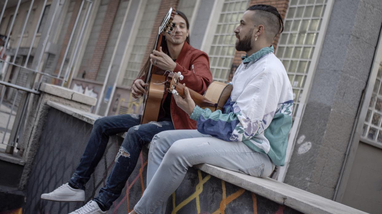 El dúo Uña y Carne, tocando en una calle de Alicante