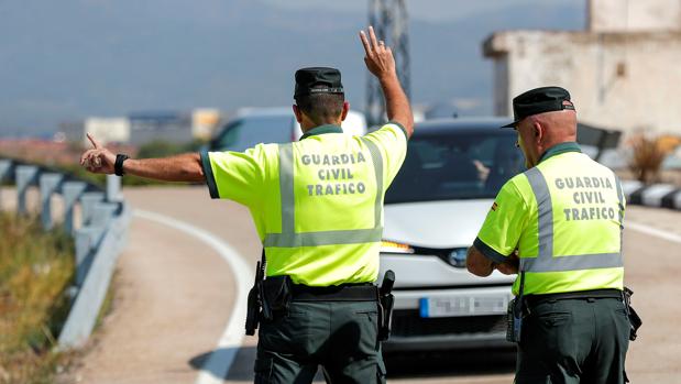 Sorprenden a una conductora ebria, drogada, sin carnet y con su hijo de dos años en el asiento trasero