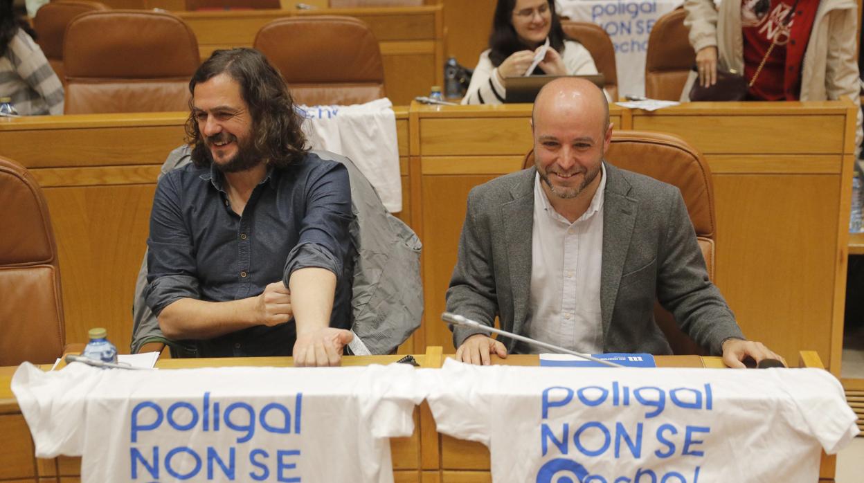 Antón Sánchez y Luís Villares en el Parlamento gallego