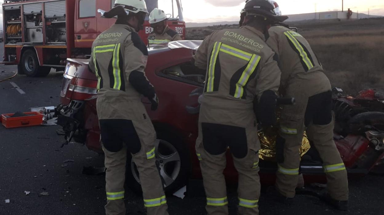 La zona central del coche quedó destrozada. En su interior quedaron atrapados los cadáveres de la pareja