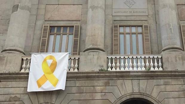 Colau retira el lazo del Ayuntamiento de Barcelona antes de finalizar el plazo de la Junta Electoral