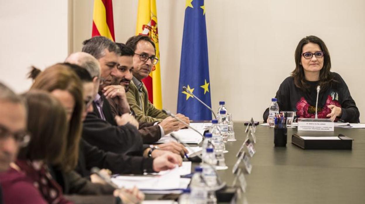 Oltra presidiendo la comisión delegada del Consell de Inclusión y Derechos Sociales