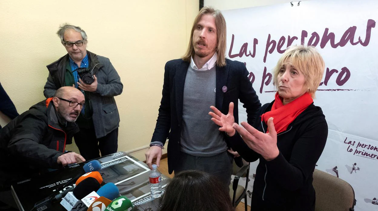 La candidata de Podemos en Ávila, Pilar Baeza, junto al líder de la formación morada en Castilla y León, Pablo Fernández