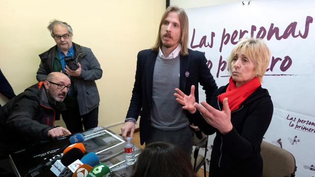 Pintadas insultantes en el negocio de la candidata de Podemos en Ávila condenada por un asesinato