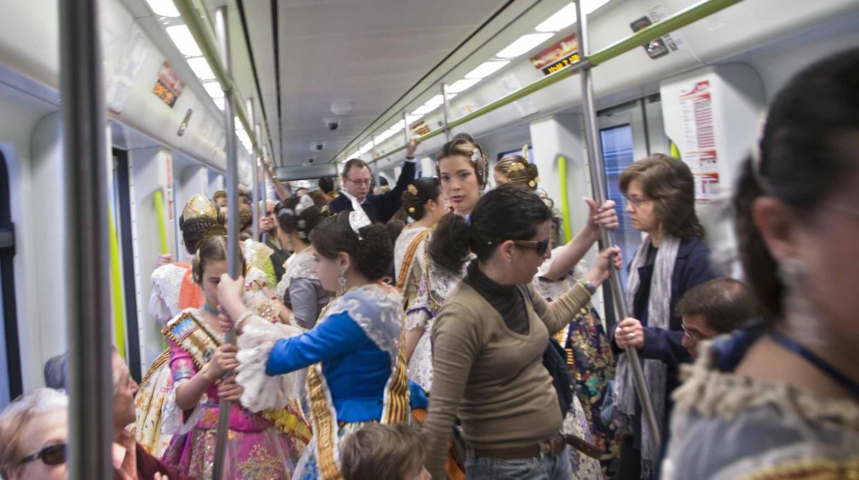 Imagen de un grupo de falleras en el Metro de Valencia