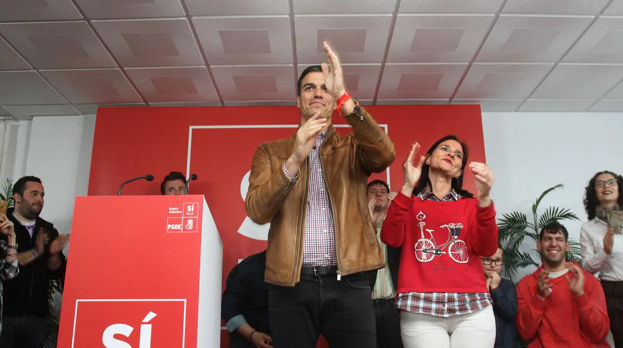 Pedro Sánchez y Mari Luz Martínez Seijo, en un acto con militantes del PSOE en 2017