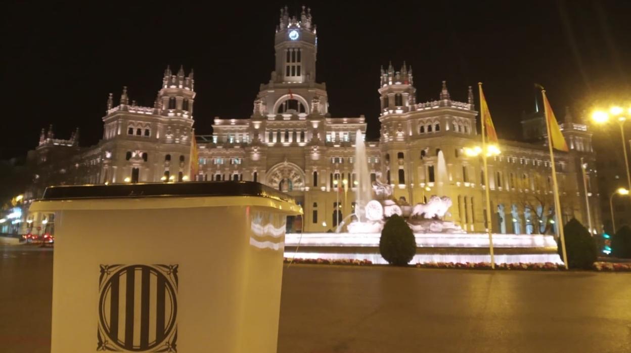 Una de las urnas del 1-O frente a la sede del Ayuntamiento en Cibeles