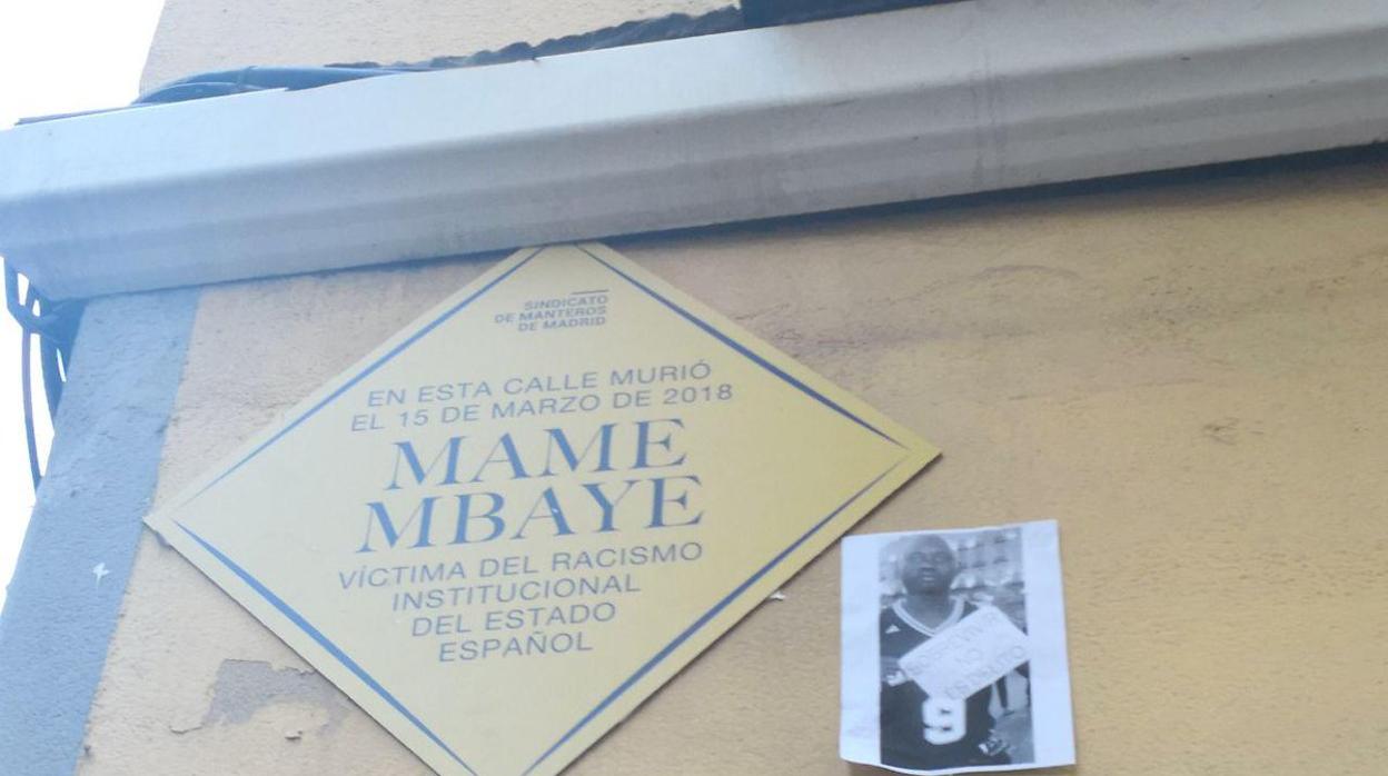 Placa falsa, imitando una oficial del Ayuntamiento, dedicada a Mame Mbaye en Lavapiés