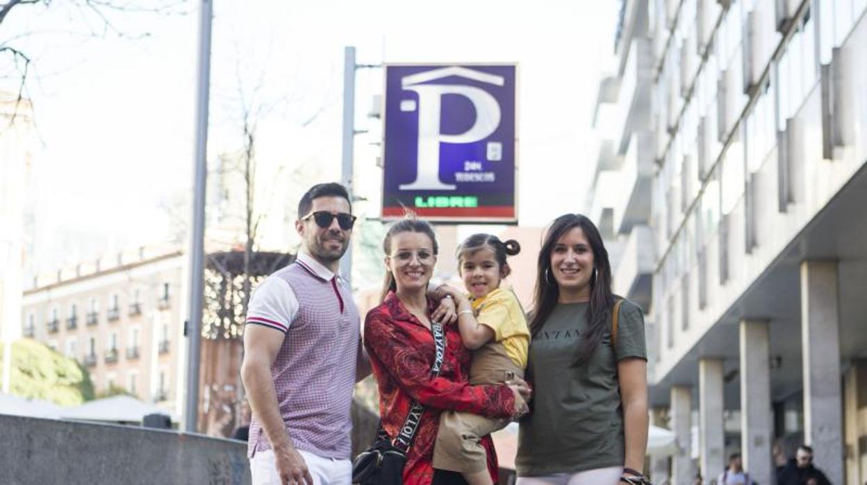 Unos vecinos de Getafe llegan a Centro en su coche para «hacer turismo»