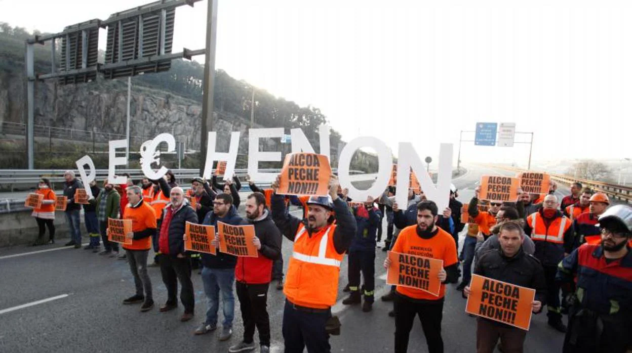 Protesta de los trabajadores de la planta de Alcoa en La Coruña
