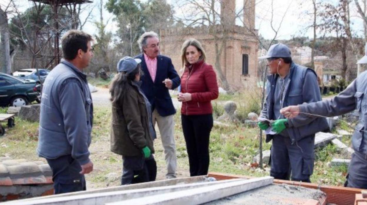 Imagen de archivo de la alcaldesa de Toledo visitando uno de los talleres de empleo del Ayuntamiento